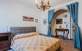 Lucca Historic Center Cozy Apartment!